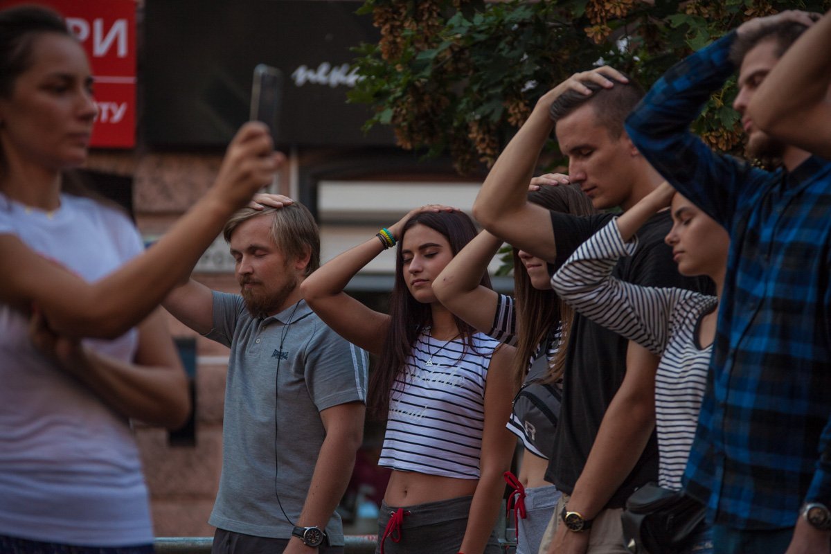 Как ведущий Александр Педан гипнотизировал горожан в центре Днепра 12