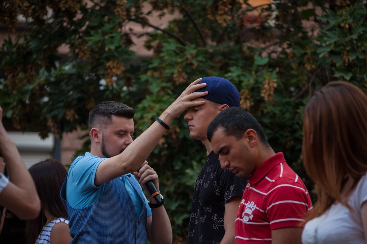 Как ведущий Александр Педан гипнотизировал горожан в центре Днепра 13