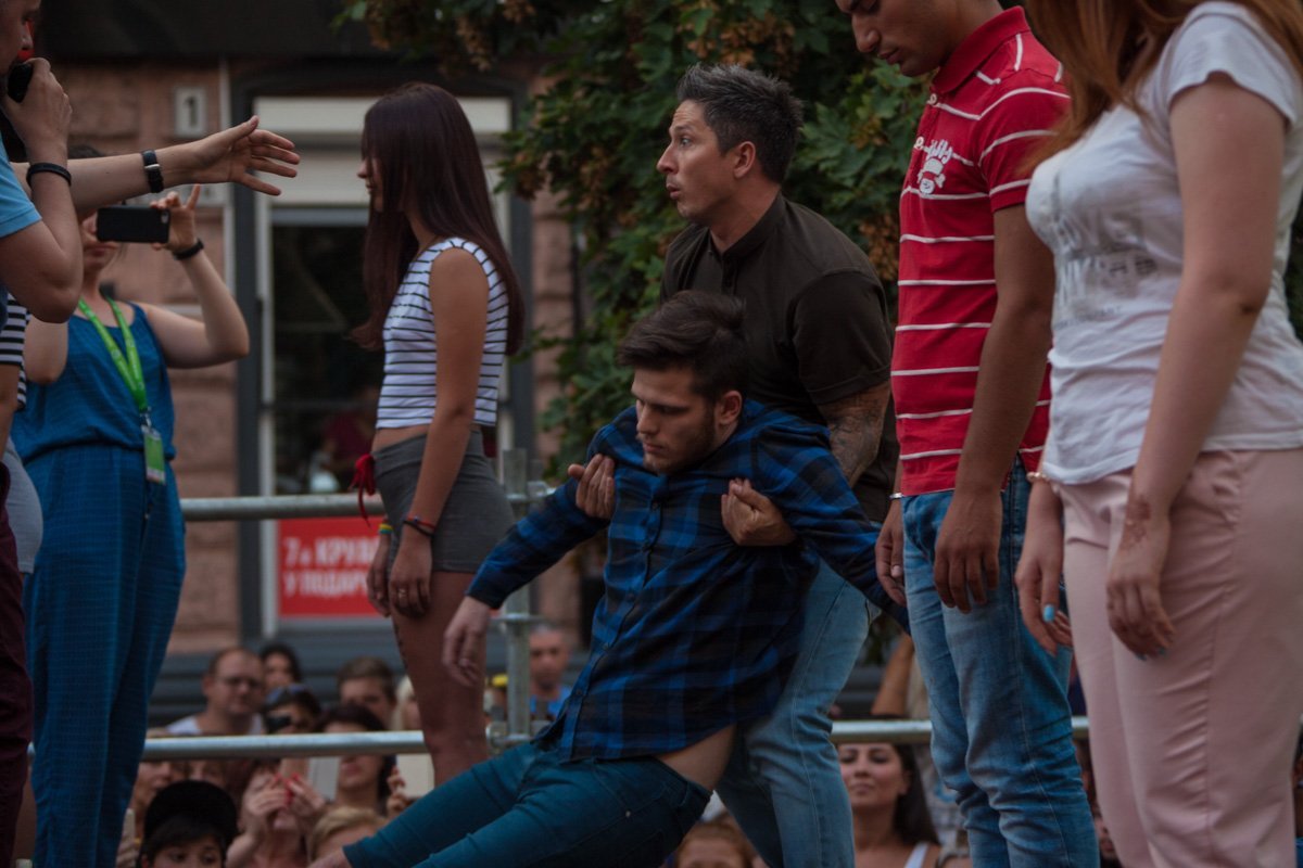 Как ведущий Александр Педан гипнотизировал горожан в центре Днепра 14