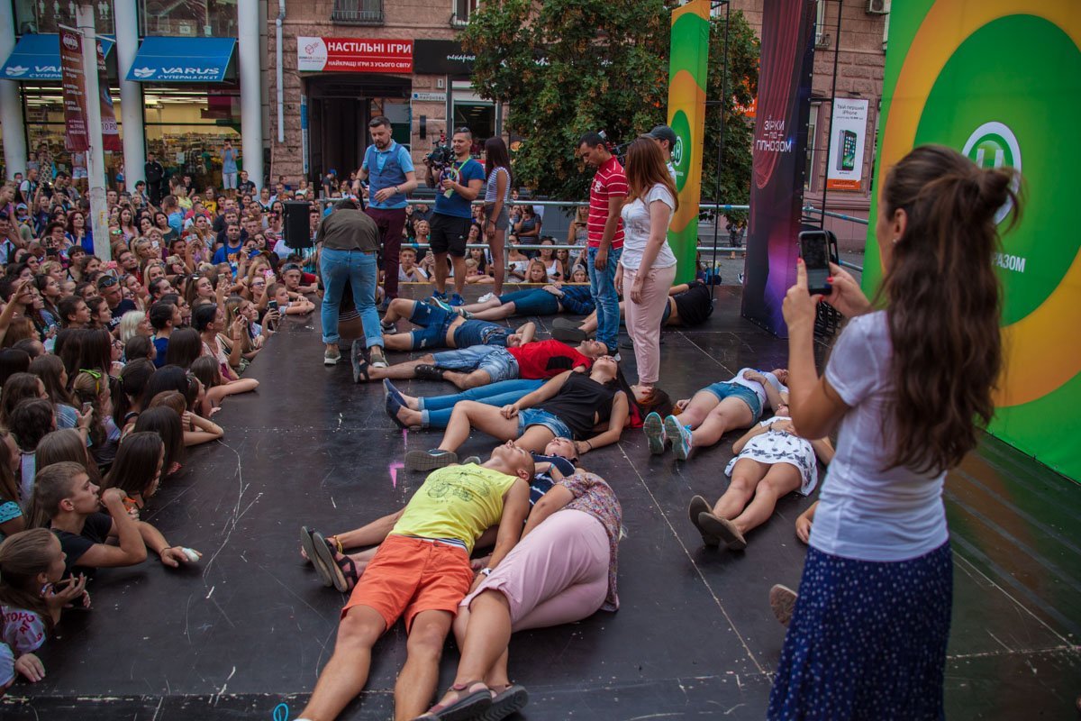 Как ведущий Александр Педан гипнотизировал горожан в центре Днепра 15