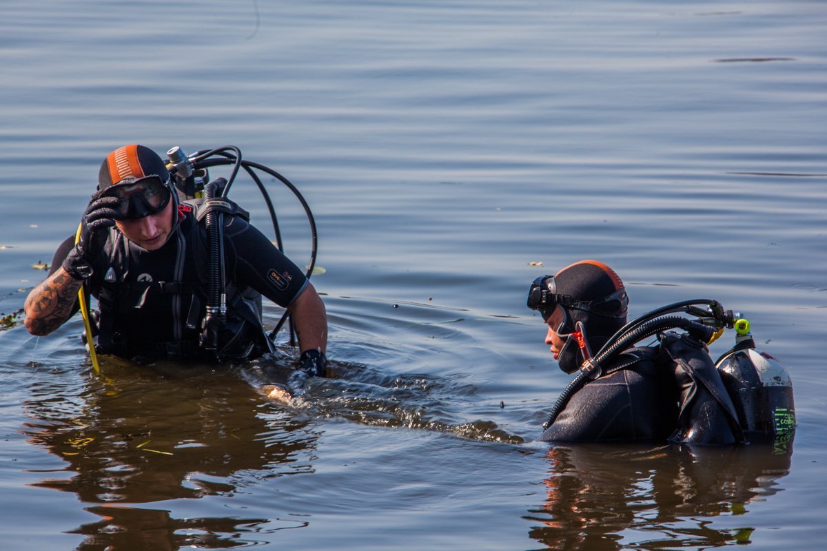 Забыл про ручник: на Малиновского спасатели выловили из реки утонувший Chevrolet 1
