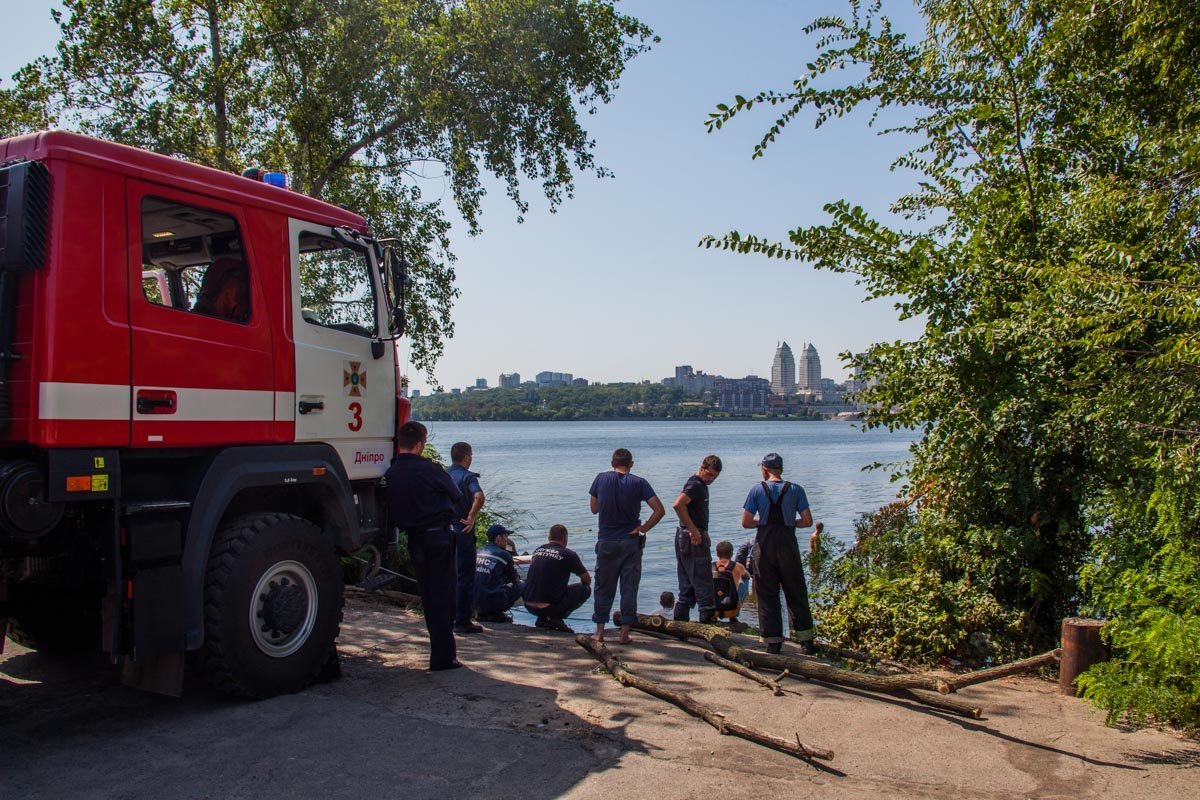 Забыл про ручник: на Малиновского спасатели выловили из реки утонувший Chevrolet 2