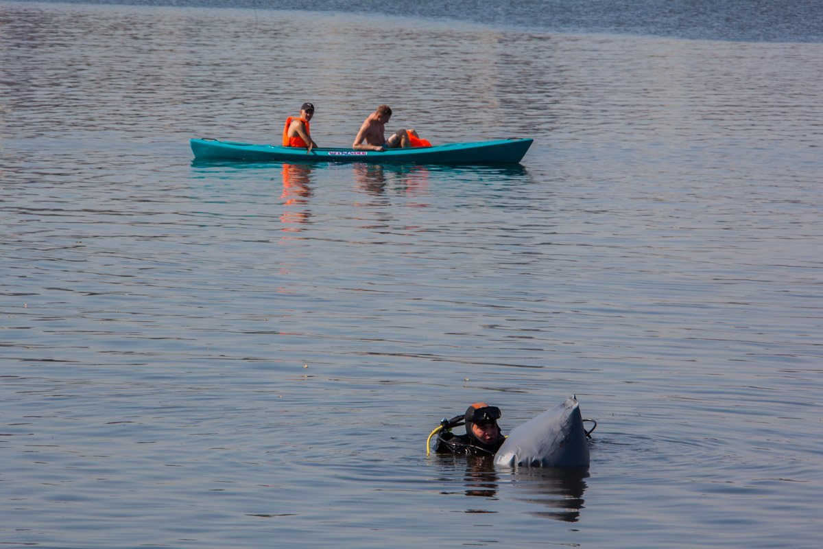 Забыл про ручник: на Малиновского спасатели выловили из реки утонувший Chevrolet 3