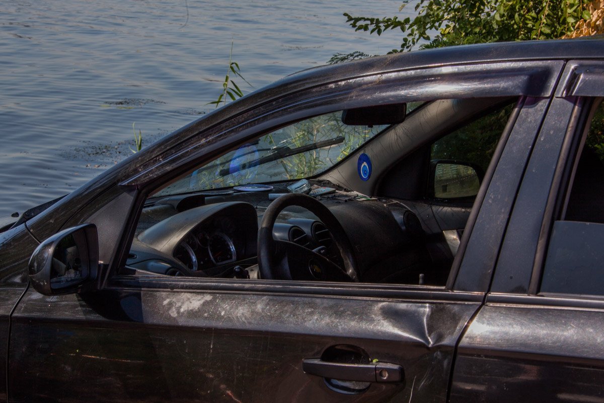 Забыл про ручник: на Малиновского спасатели выловили из реки утонувший Chevrolet 5