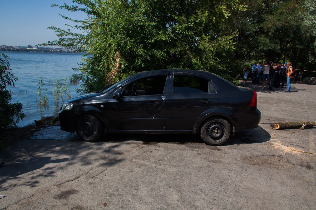 Забыл про ручник: на Малиновского спасатели выловили из реки утонувший Chevrolet 7