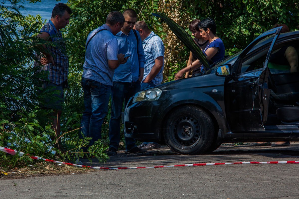 Забыл про ручник: на Малиновского спасатели выловили из реки утонувший Chevrolet 9