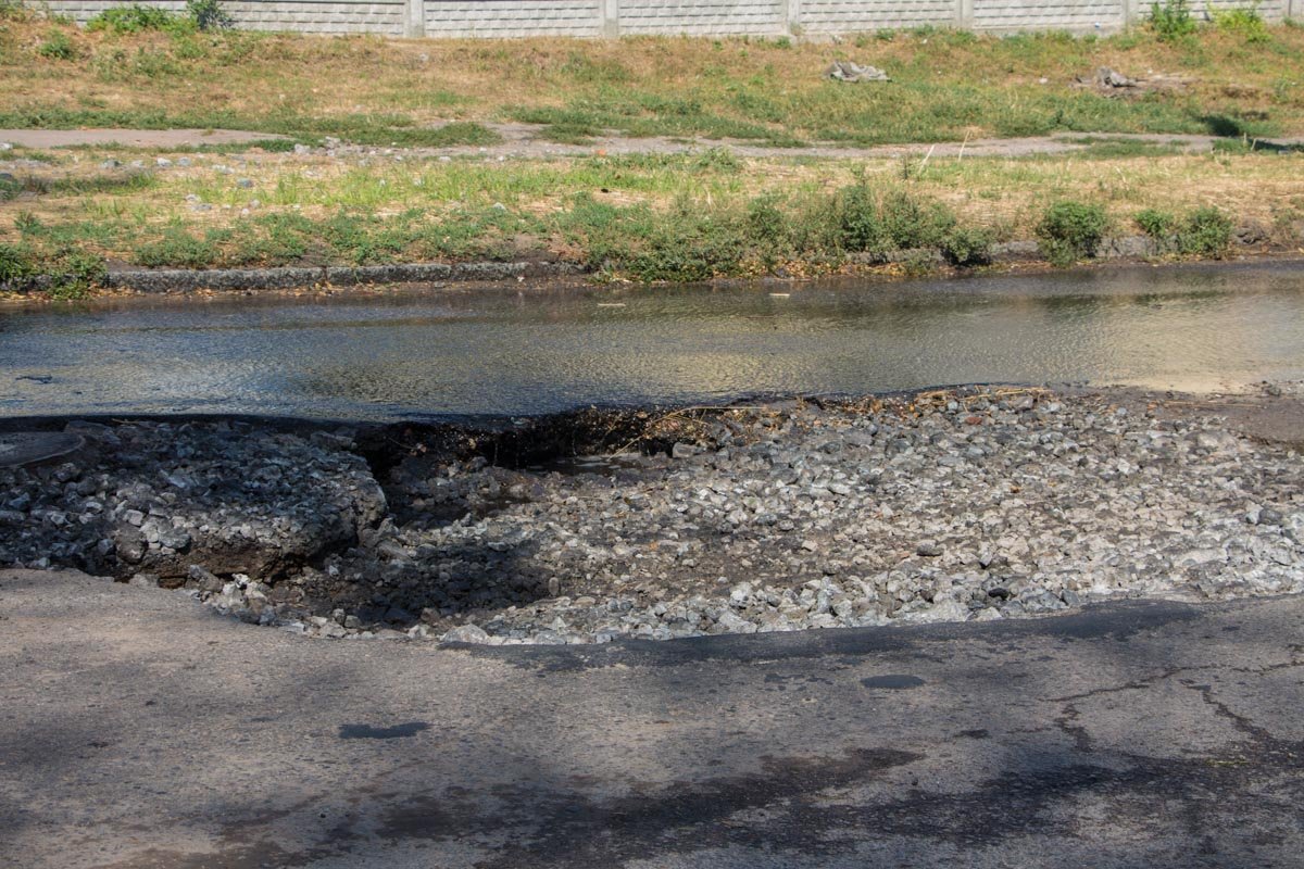 На Чичерина посреди дороги образовалась яма 1