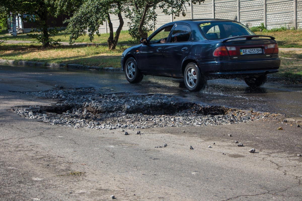 На Чичерина посреди дороги образовалась яма 2