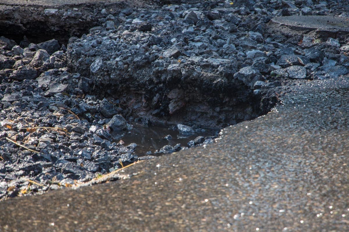 На Чичерина посреди дороги образовалась яма 4