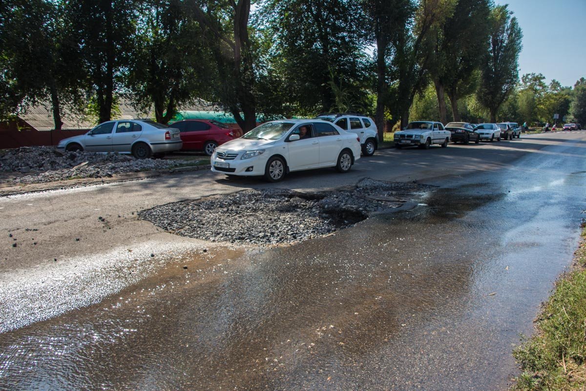 На Чичерина посреди дороги образовалась яма 5