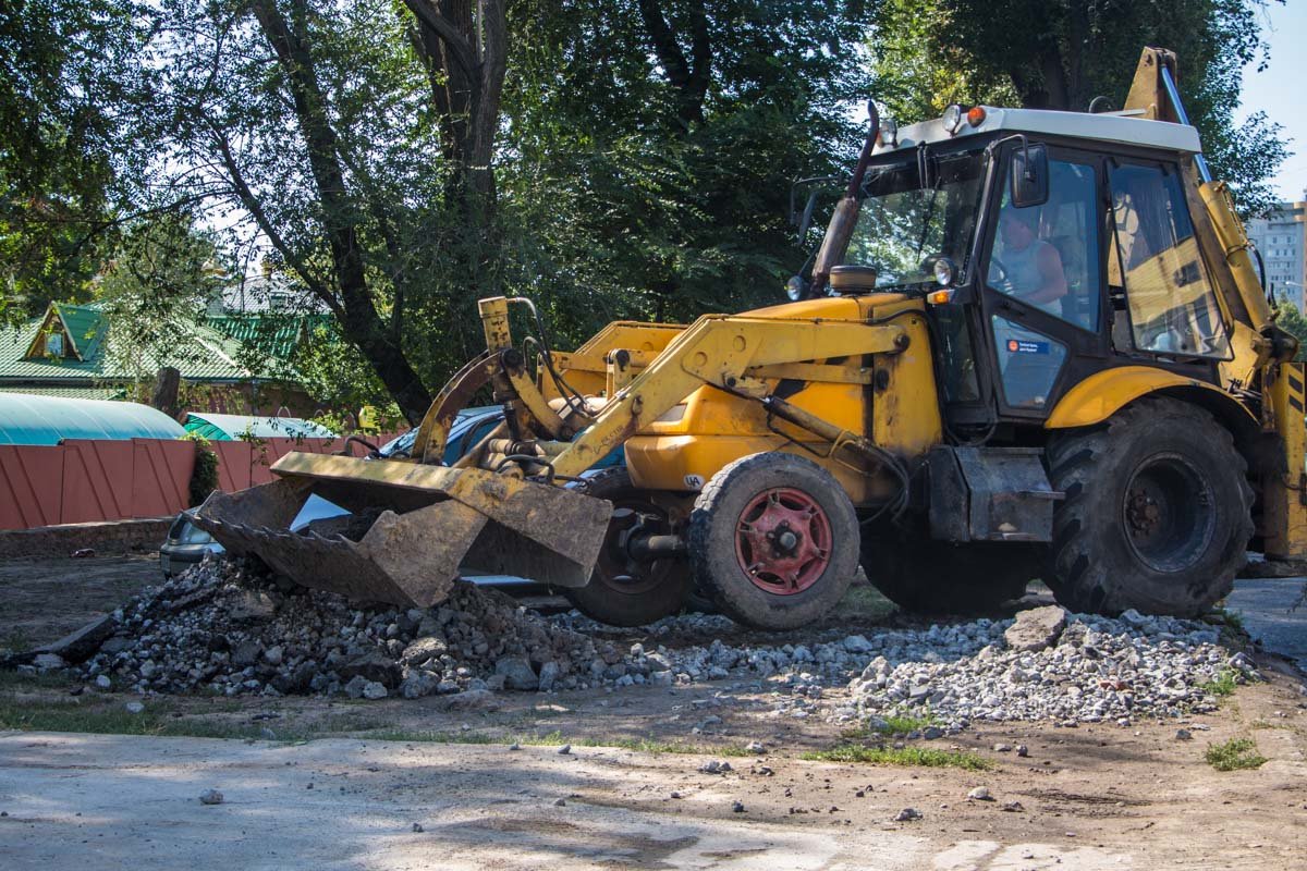 На Чичерина посреди дороги образовалась яма 6