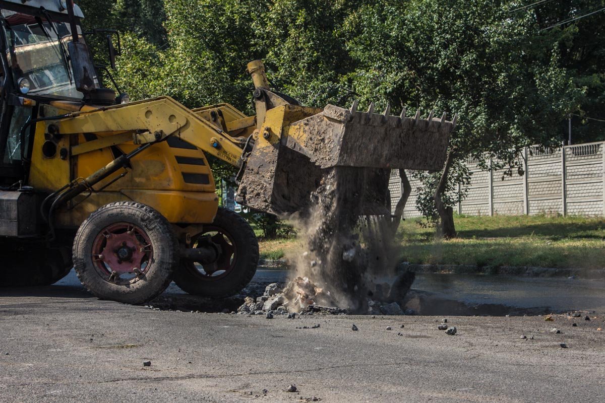 На Чичерина посреди дороги образовалась яма 7