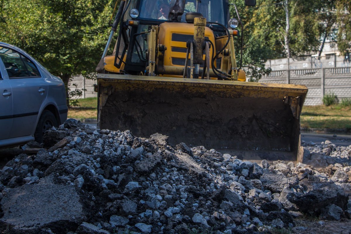 На Чичерина посреди дороги образовалась яма 8