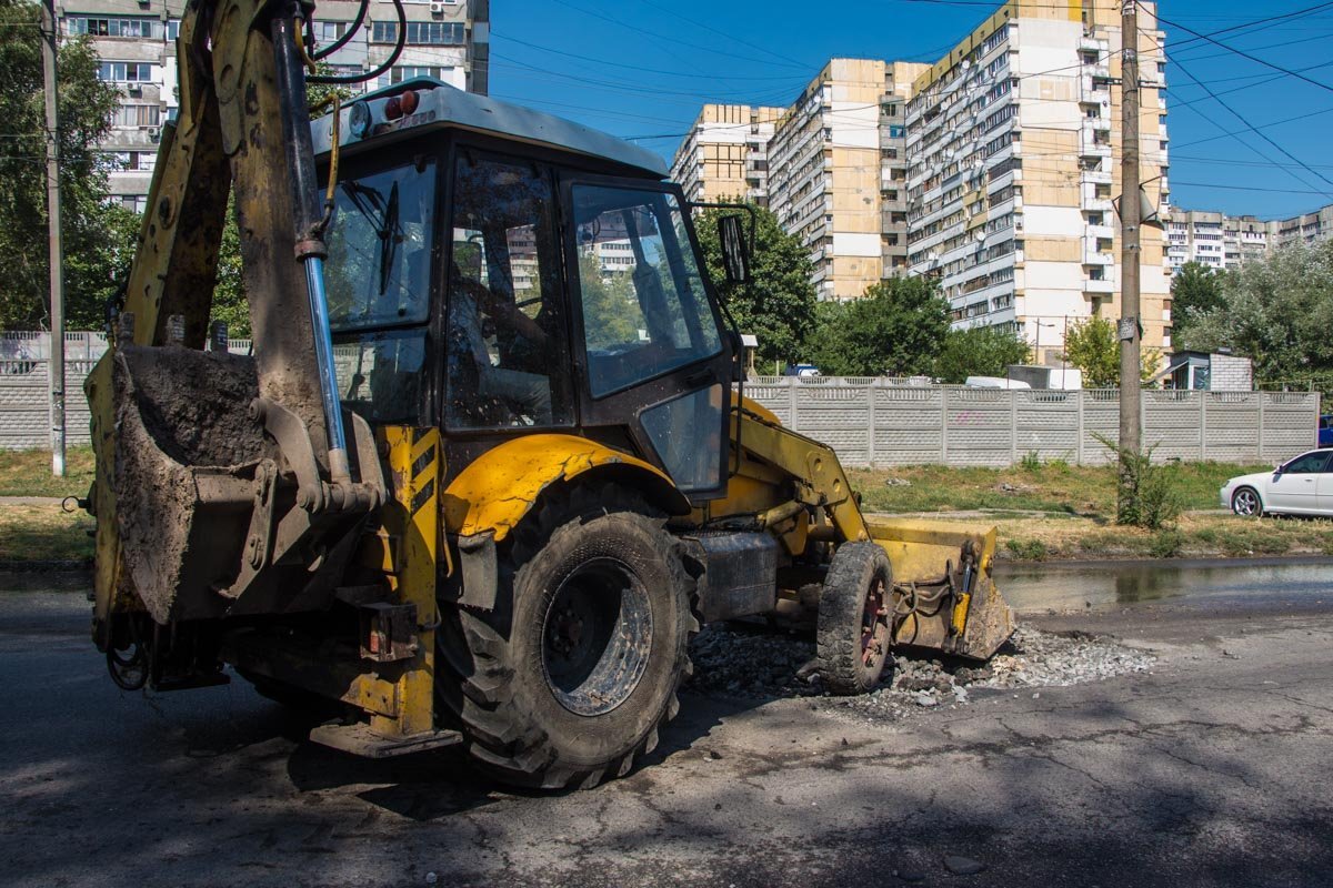 На Чичерина посреди дороги образовалась яма 9