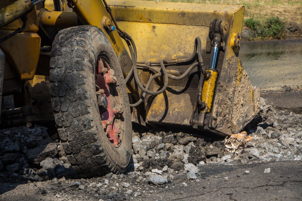 На Чичерина посреди дороги образовалась яма 10