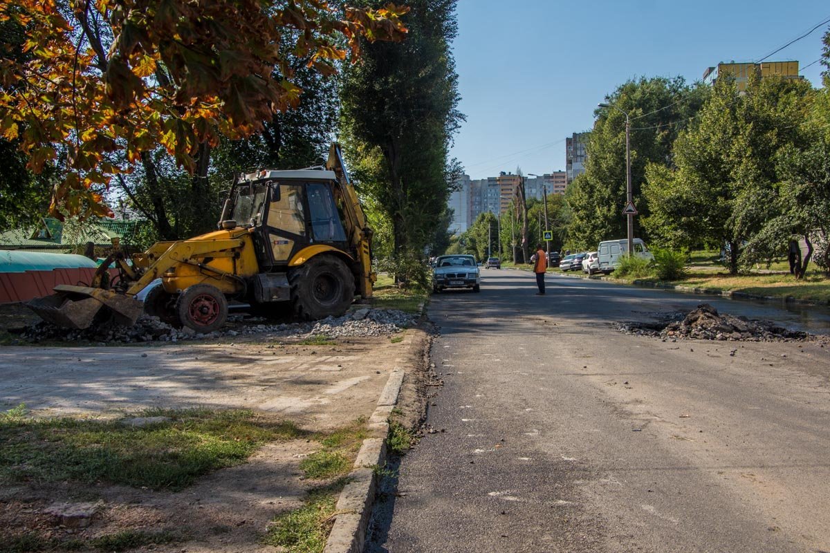 На Чичерина посреди дороги образовалась яма 11