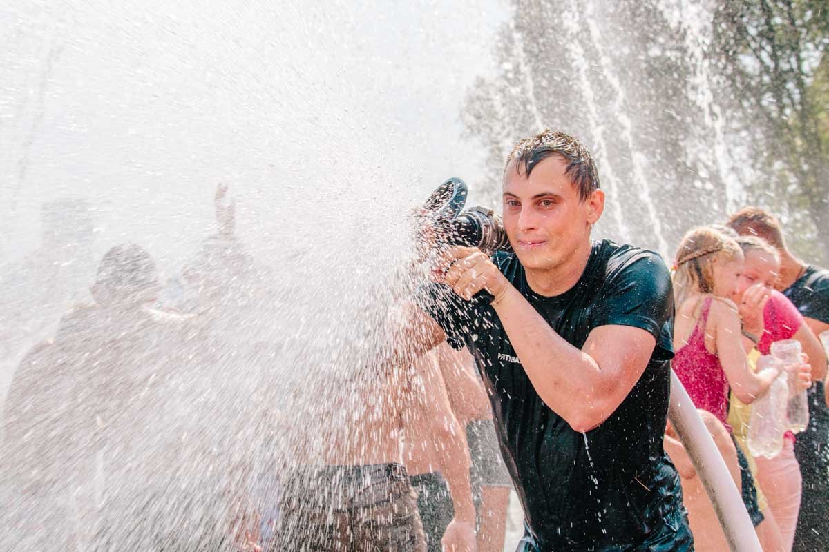 Море эмоций и душ из пожарного брандспойта: в Днепре прошла финальная водная битва 3