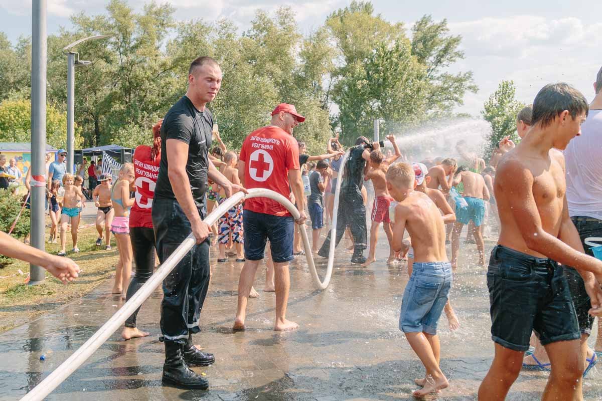 Море эмоций и душ из пожарного брандспойта: в Днепре прошла финальная водная битва 6