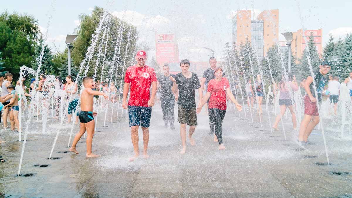Море эмоций и душ из пожарного брандспойта: в Днепре прошла финальная водная битва 16