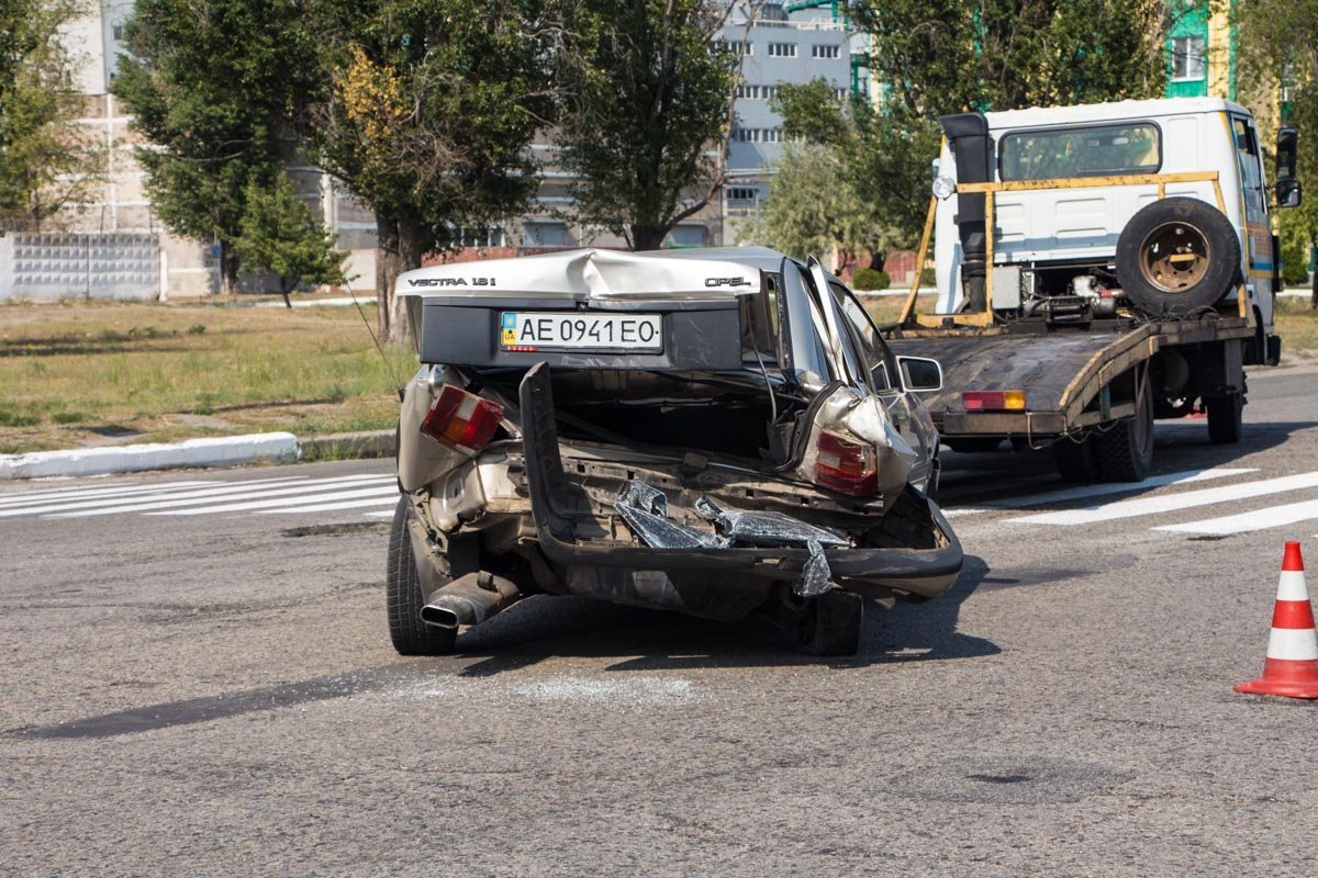 На Малиновского столкнулись два Opel: есть пострадавшие 3