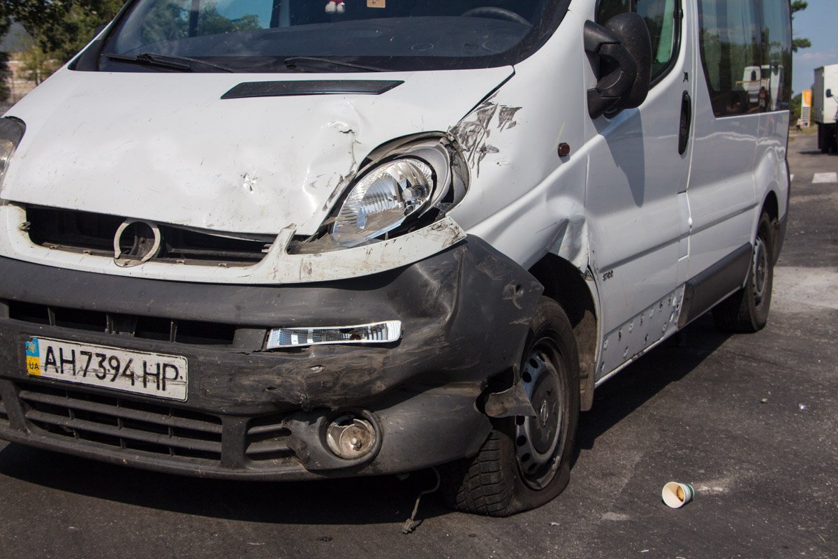 На Малиновского столкнулись два Opel: есть пострадавшие 4