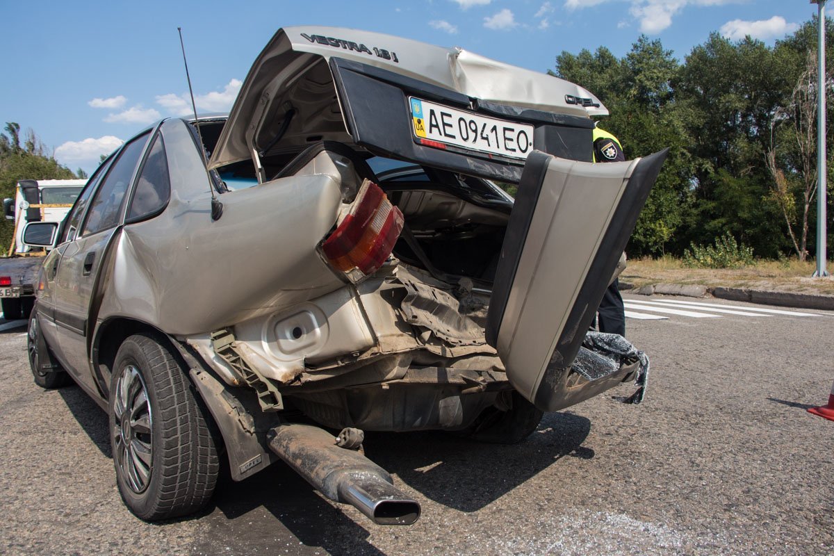 На Малиновского столкнулись два Opel: есть пострадавшие 5