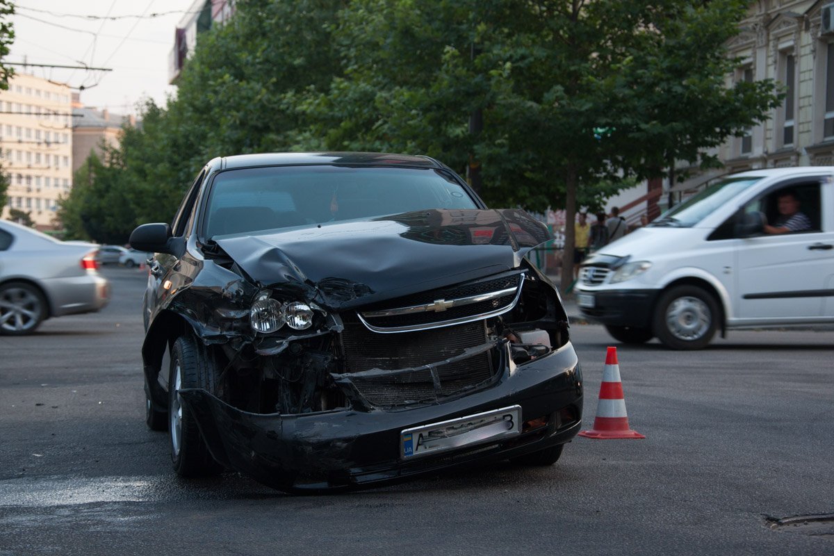 В центре Днепра столкнулись Chevrolet и Opel: есть пострадавшие 1