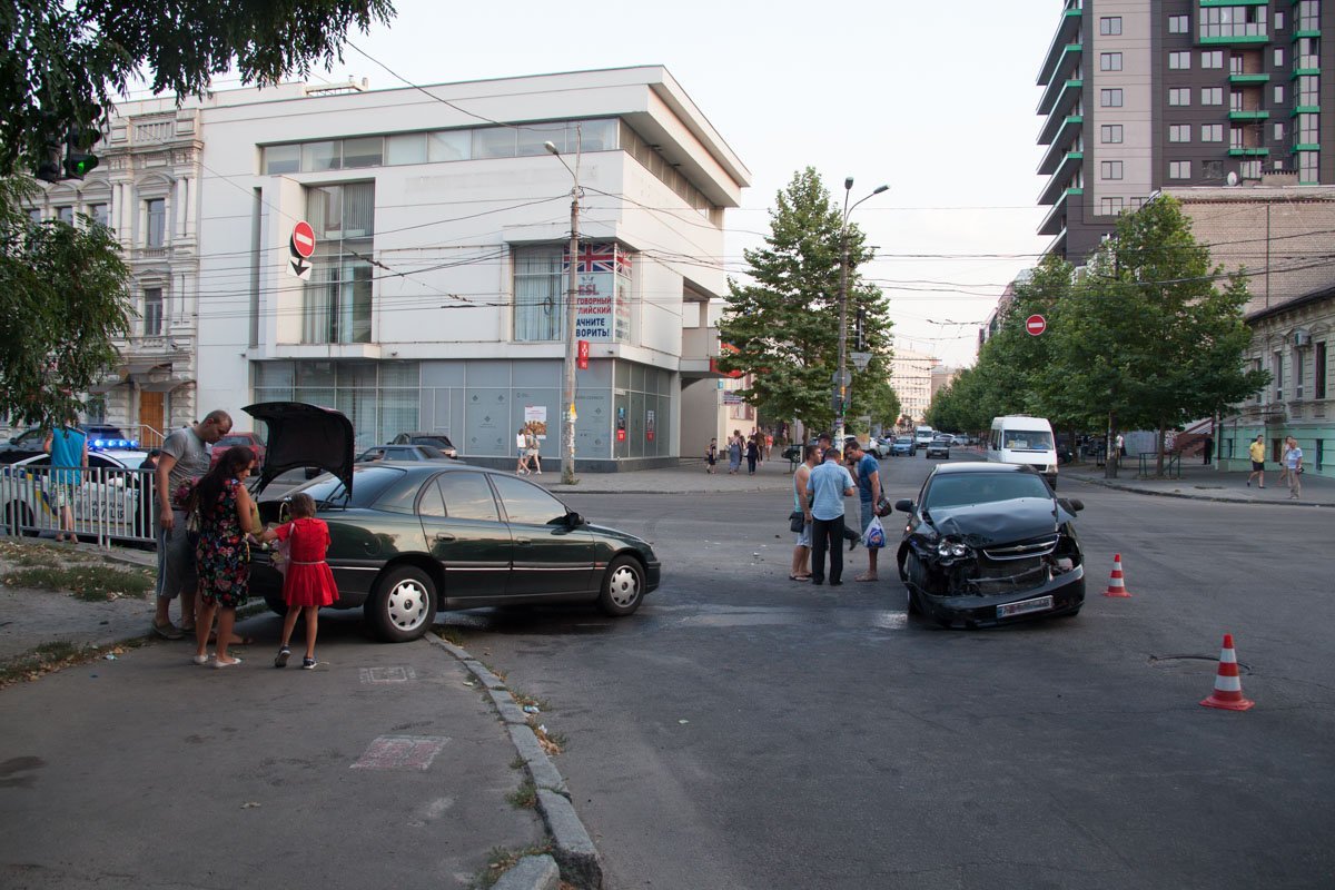В центре Днепра столкнулись Chevrolet и Opel: есть пострадавшие 2