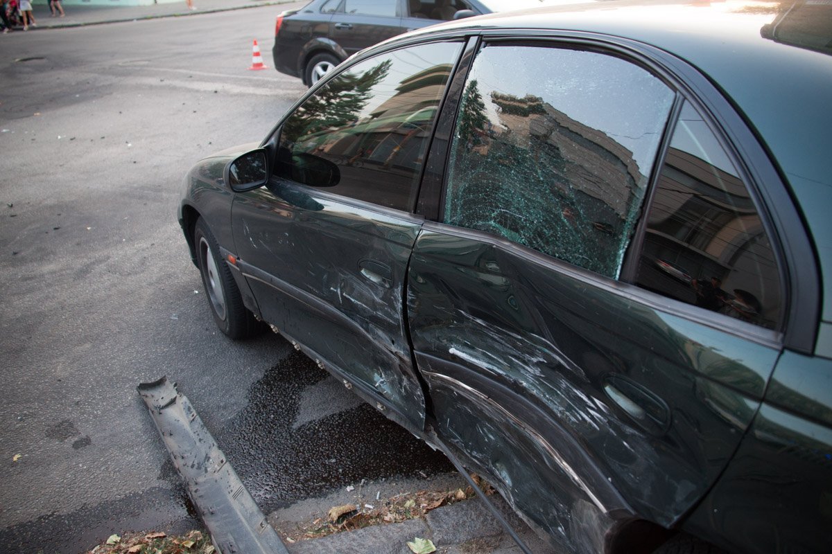 В центре Днепра столкнулись Chevrolet и Opel: есть пострадавшие 3