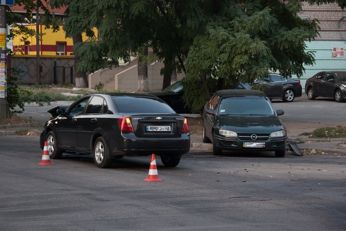 В центре Днепра столкнулись Chevrolet и Opel: есть пострадавшие 4