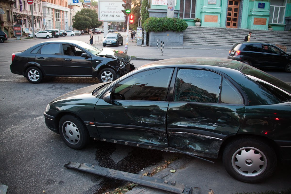 В центре Днепра столкнулись Chevrolet и Opel: есть пострадавшие 6