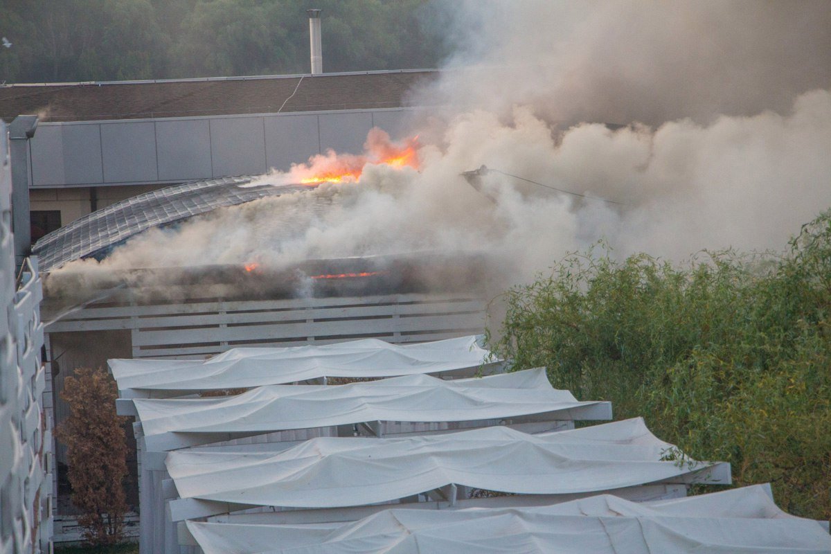 На Победе загорелся аквапарк Happy Day 2