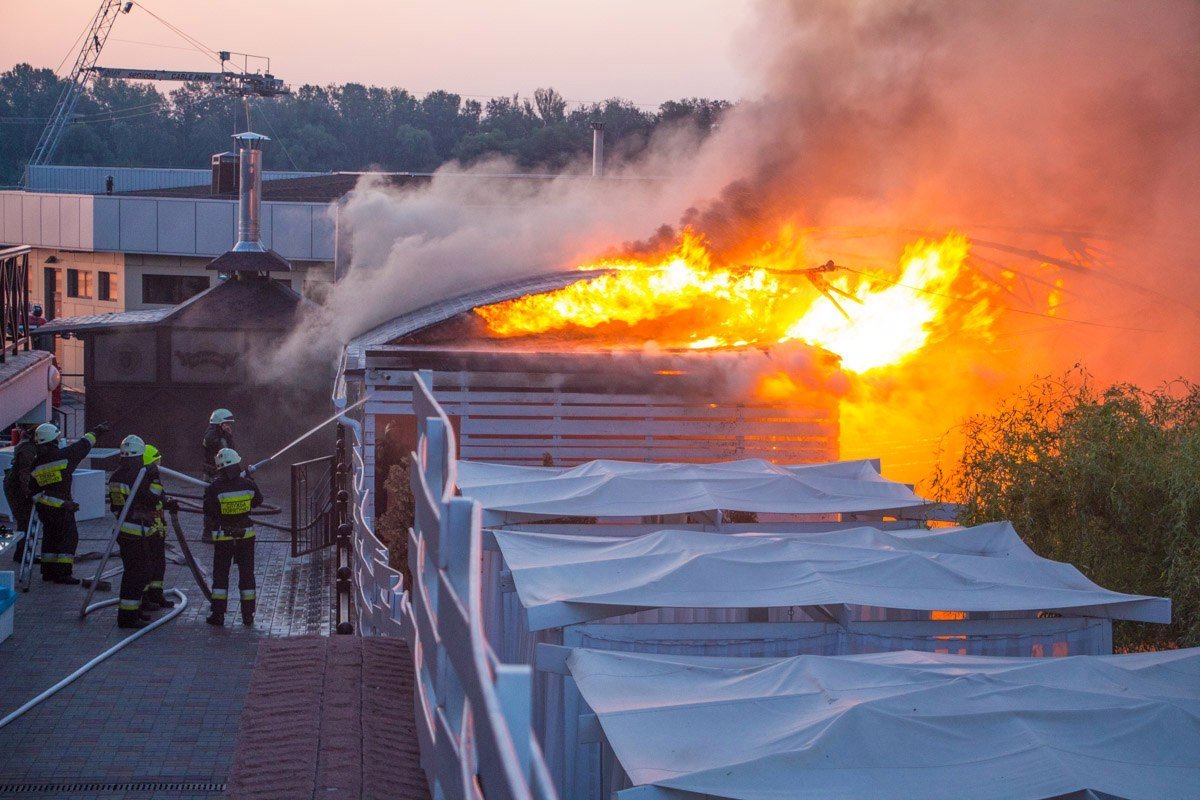 На Победе загорелся аквапарк Happy Day 4