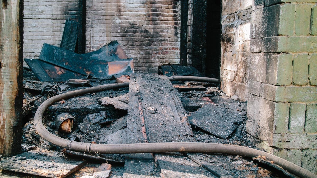 На Шмидта горел заброшенный дом 3