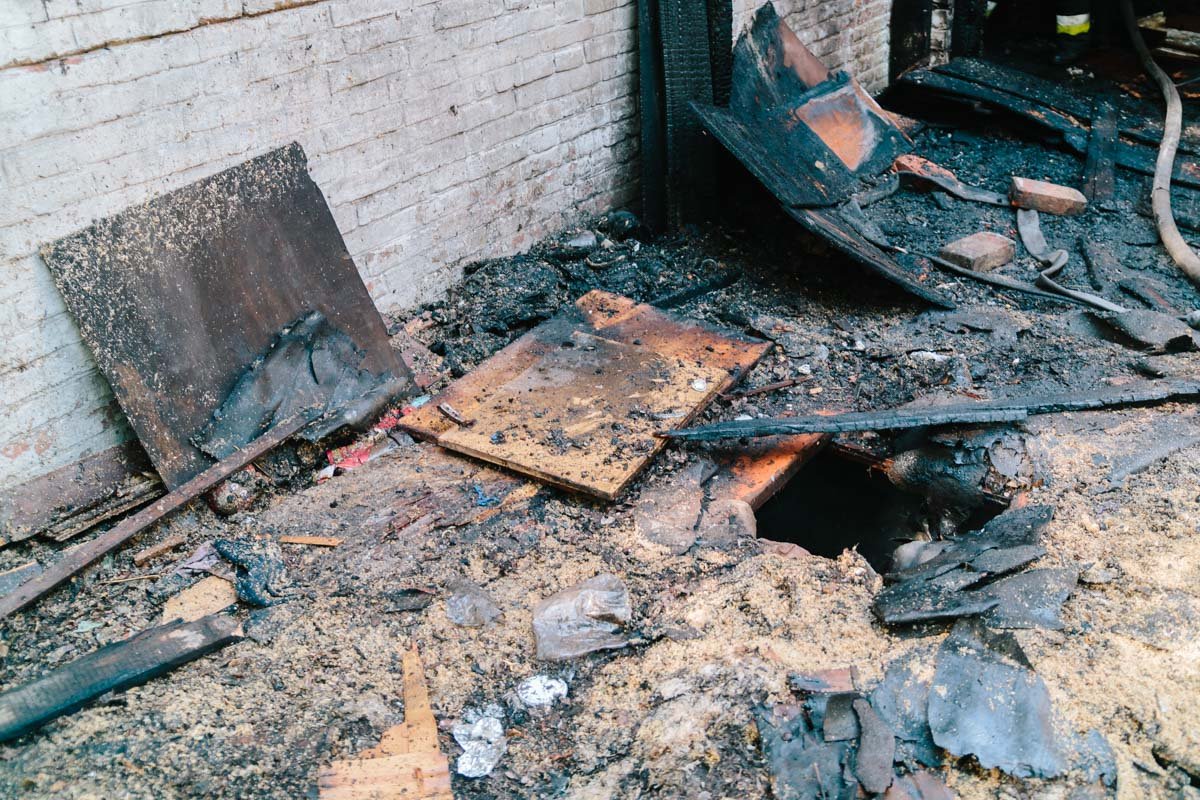 На Шмидта горел заброшенный дом 4