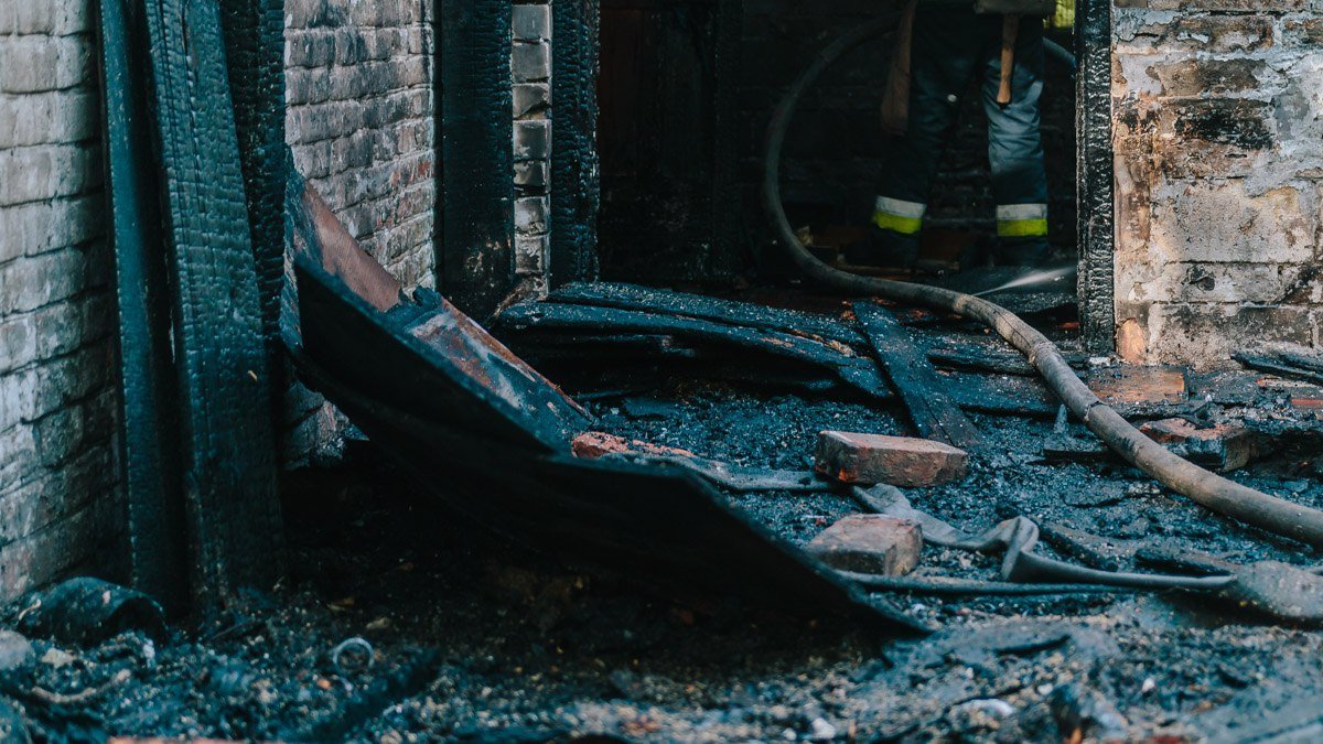 На Шмидта горел заброшенный дом 5