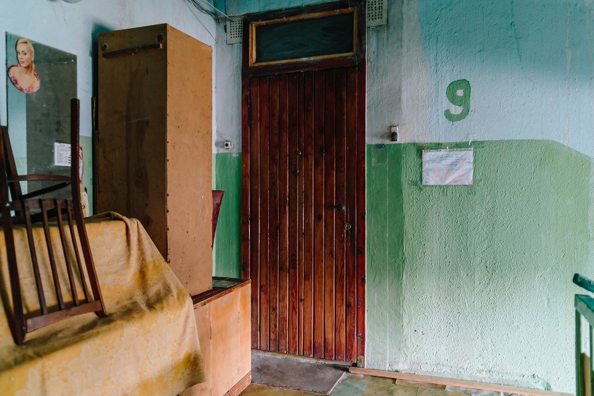 На Победе вскрыли квартиру, где 10 дней пролежал покойник 1