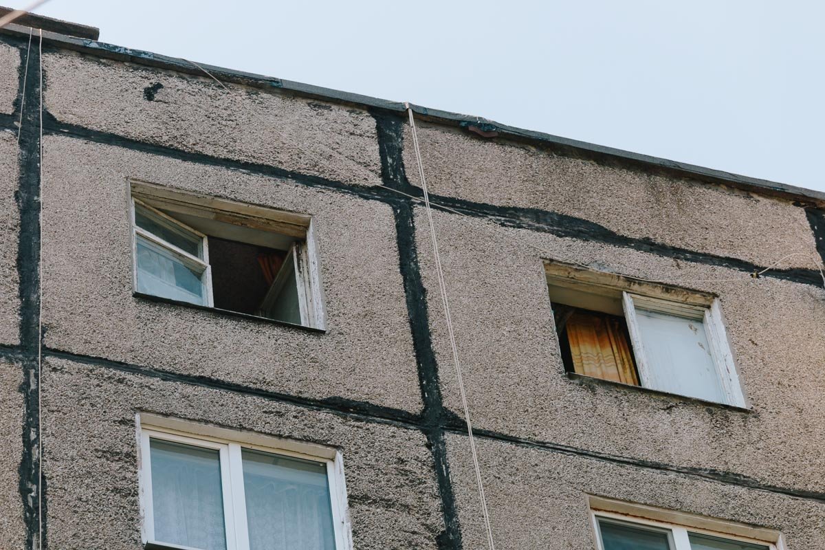 На Победе вскрыли квартиру, где 10 дней пролежал покойник 3