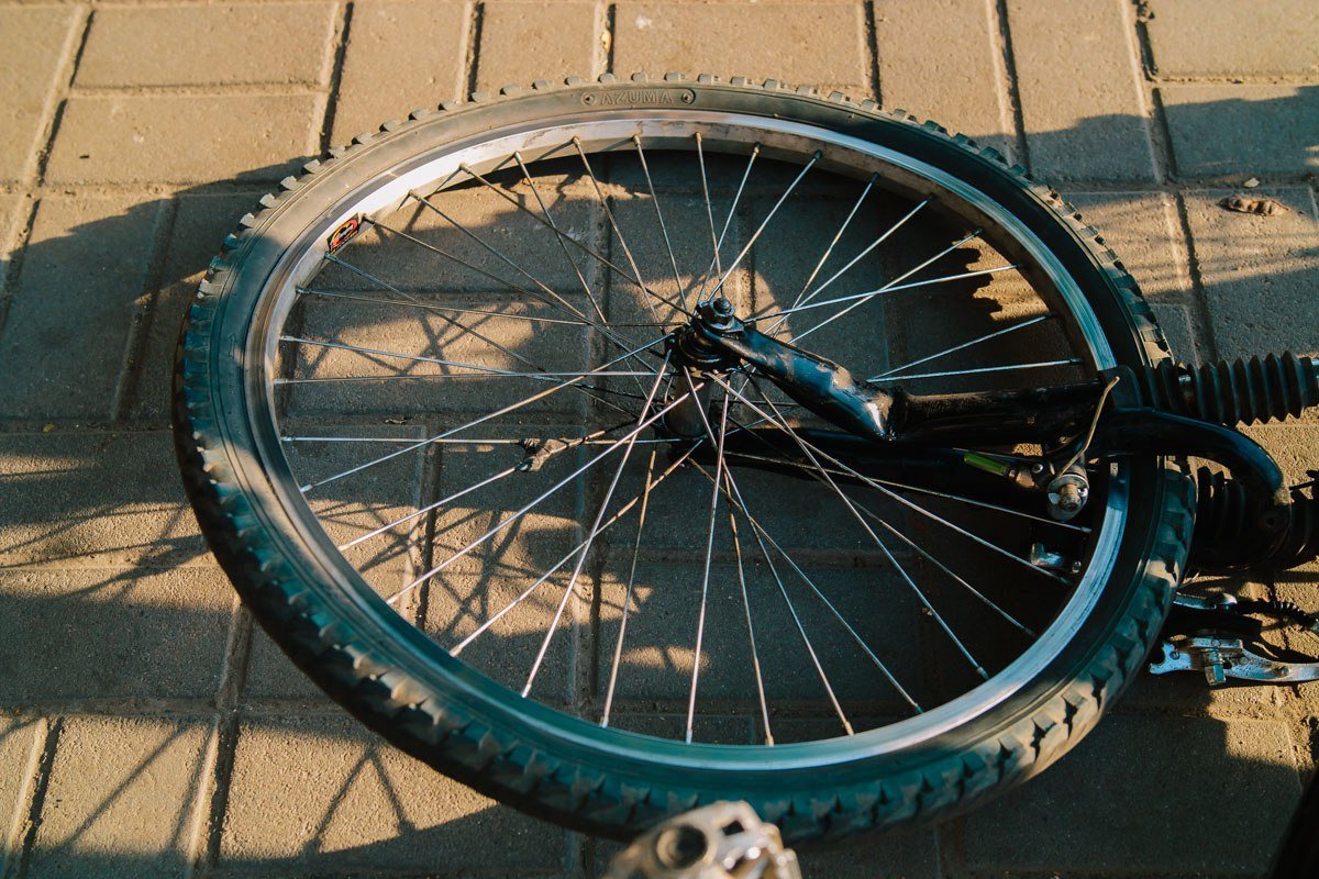 В Днепре велосипедистка попала под колеса грузовика 1