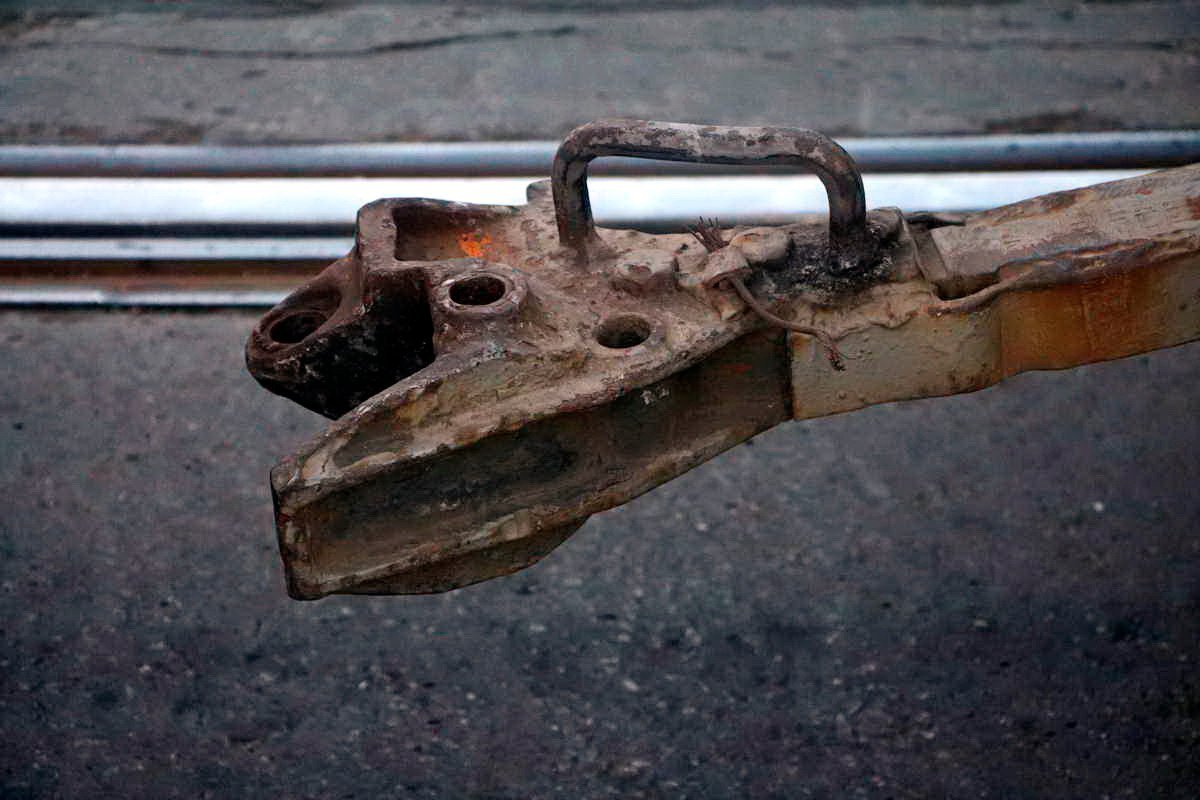 На Амурском мосту трамвай въехал в Fiat: образовалась пробка 1