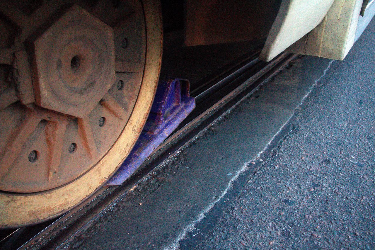 На Амурском мосту трамвай въехал в Fiat: образовалась пробка 2