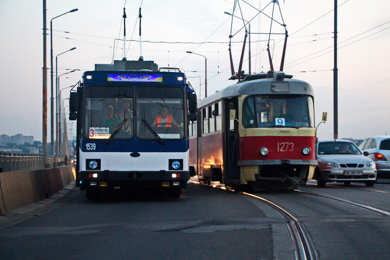 На Амурском мосту трамвай въехал в Fiat: образовалась пробка 3