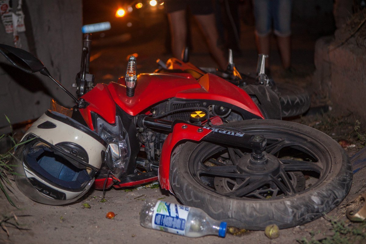 В Днепре не поделили дорогу Lada Kalina и спортивный мотоцикл 3