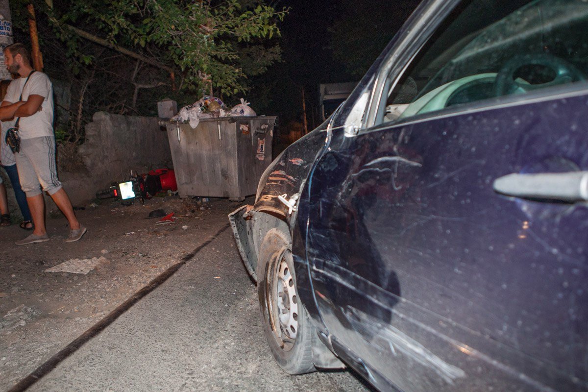 В Днепре не поделили дорогу Lada Kalina и спортивный мотоцикл 4