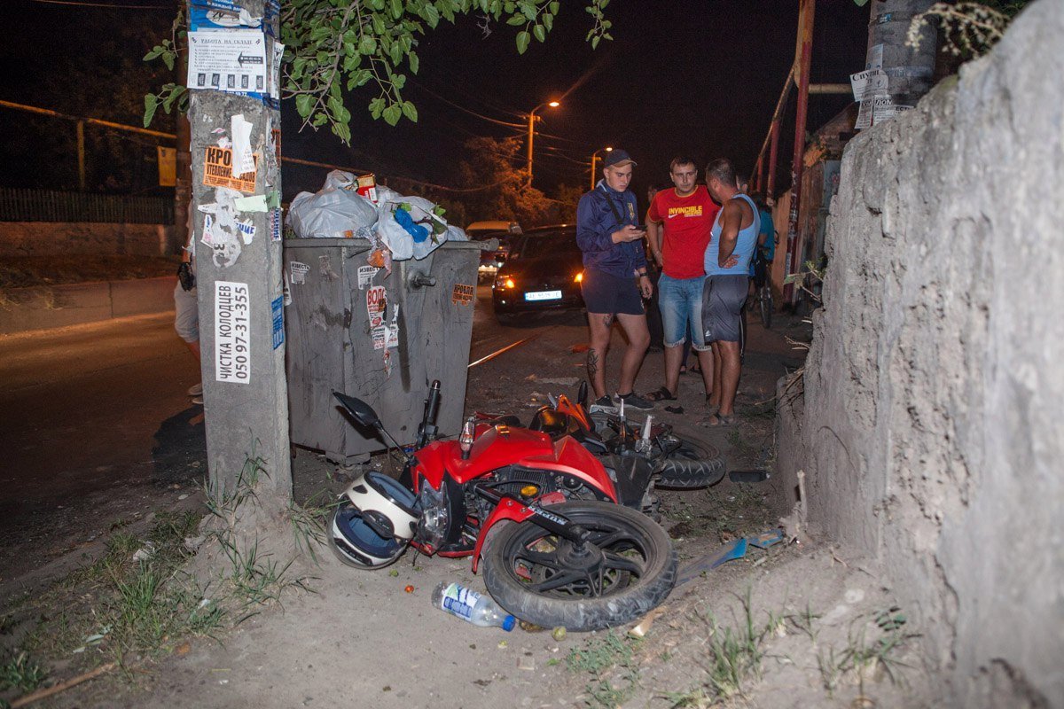 В Днепре не поделили дорогу Lada Kalina и спортивный мотоцикл 5