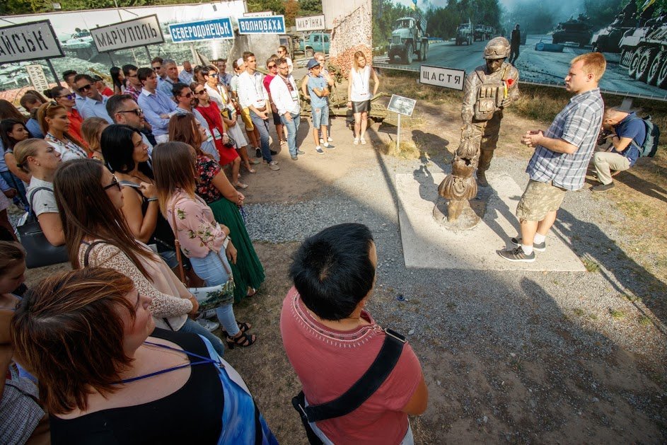 Украинские песни на пароходе и слезы в музее АТО: как прошел первый день участников Форума украинской молодежи диаспоры 1