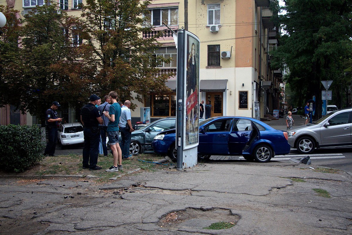 На Яворницкого машины вылетели на центральную аллею: есть пострадавший 2