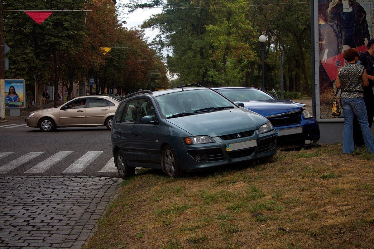 На Яворницкого машины вылетели на центральную аллею: есть пострадавший 3