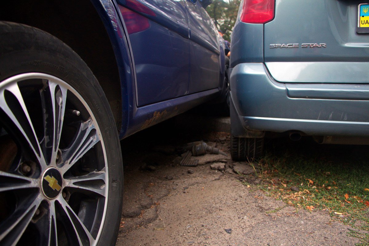 На Яворницкого машины вылетели на центральную аллею: есть пострадавший 4