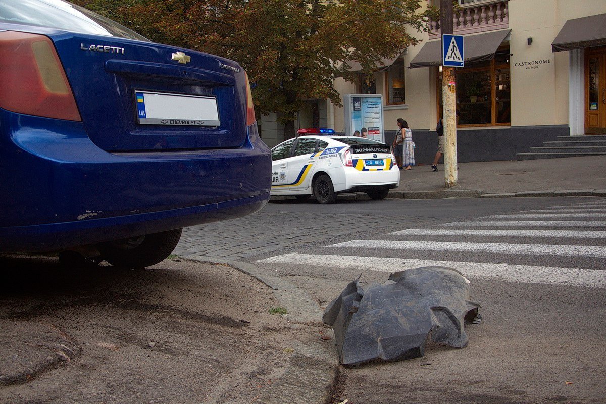 На Яворницкого машины вылетели на центральную аллею: есть пострадавший 5